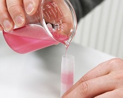 無料体験レッスン!桜色アロマリップ作り