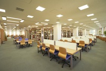 附属図書館<br />
約112万冊の蔵書と13,000タイトルの学術雑誌をはじめ豊富な学術資料あり。