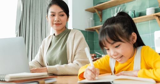 子どもが勉強する様子見を見ている女性