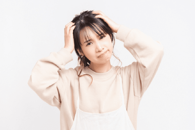 悩んで頭を抱える女性介護士