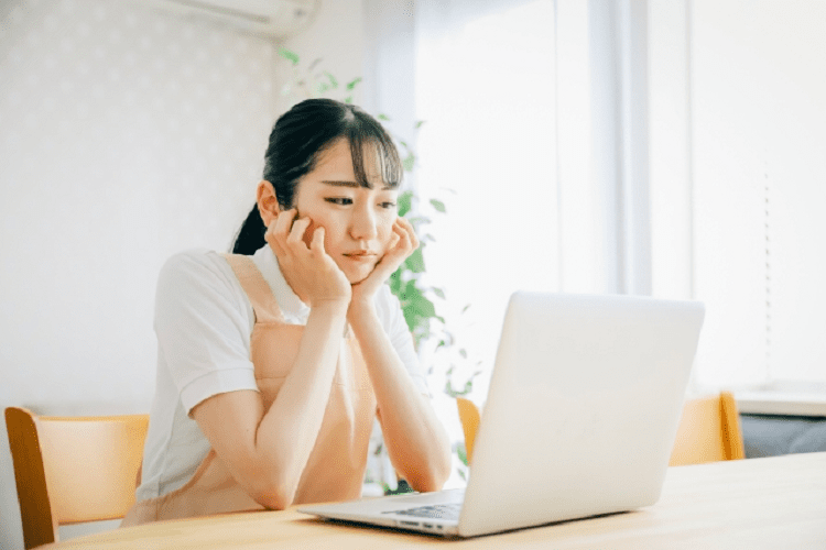 頬杖をついて悩んでいる女性介護士