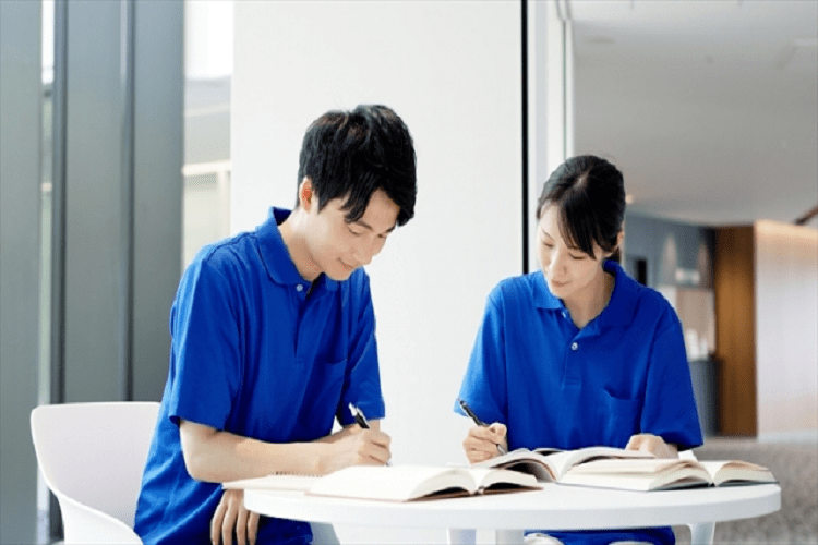 一緒に勉強している介護士