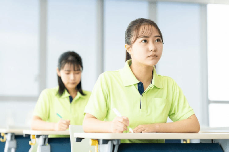 教室で勉強している介護士