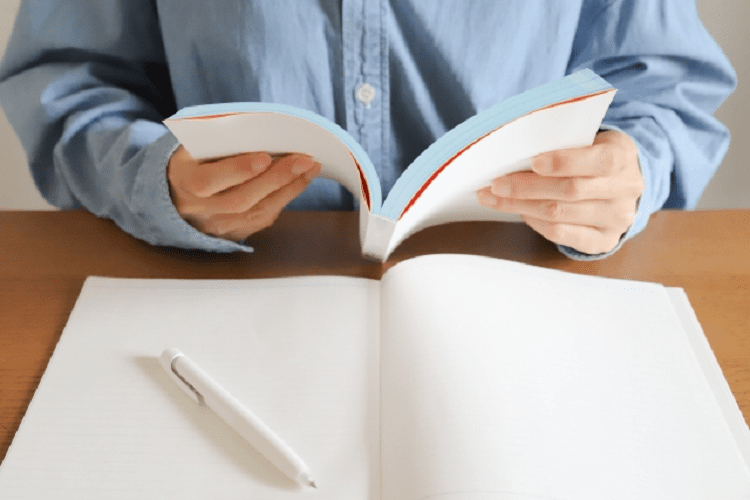 教科書を開いて勉強をする人