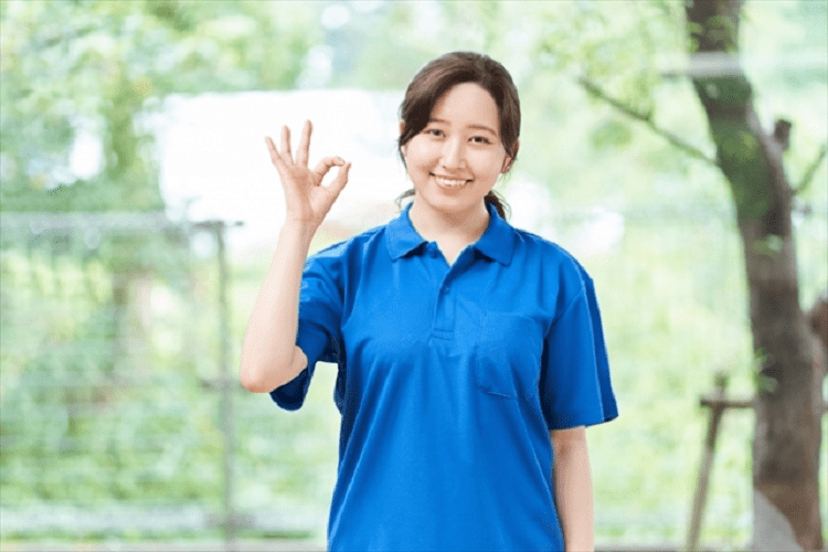 笑顔の女性介護士