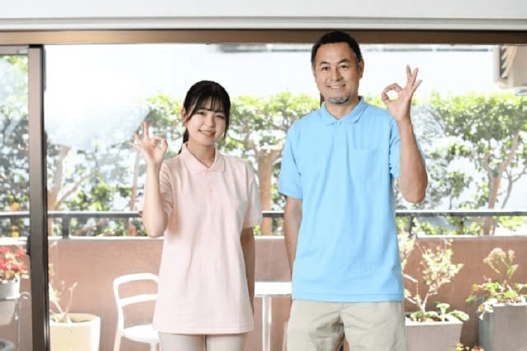 笑顔の男性介護士と女性介護士