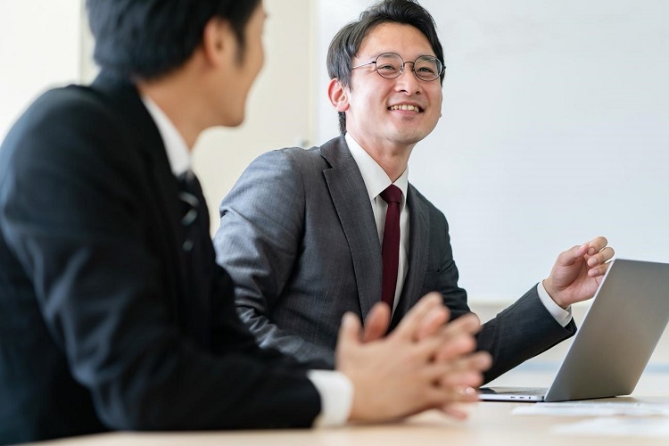 談笑する二人のビジネスマン