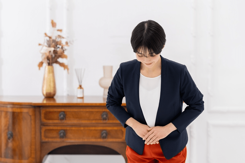 お辞儀をする女性