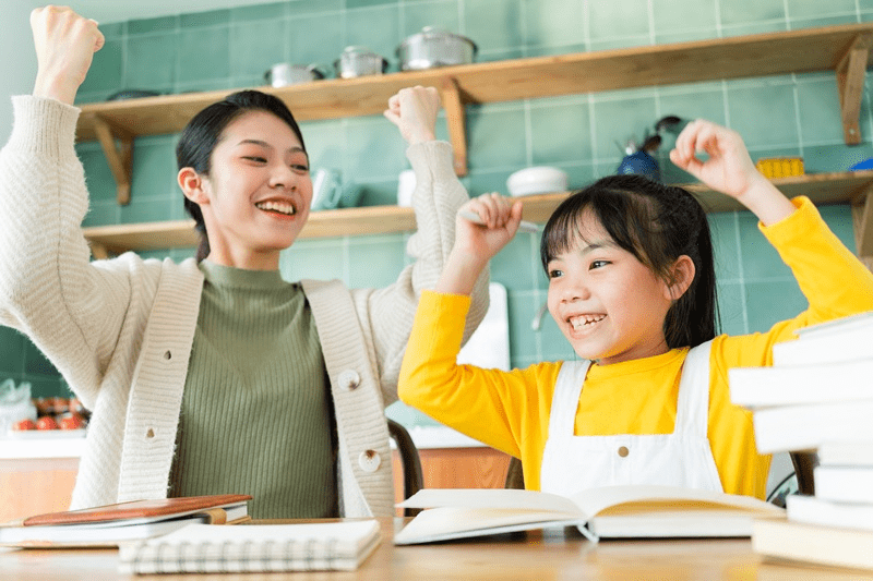 手遊びする女性とタイ人の女の子