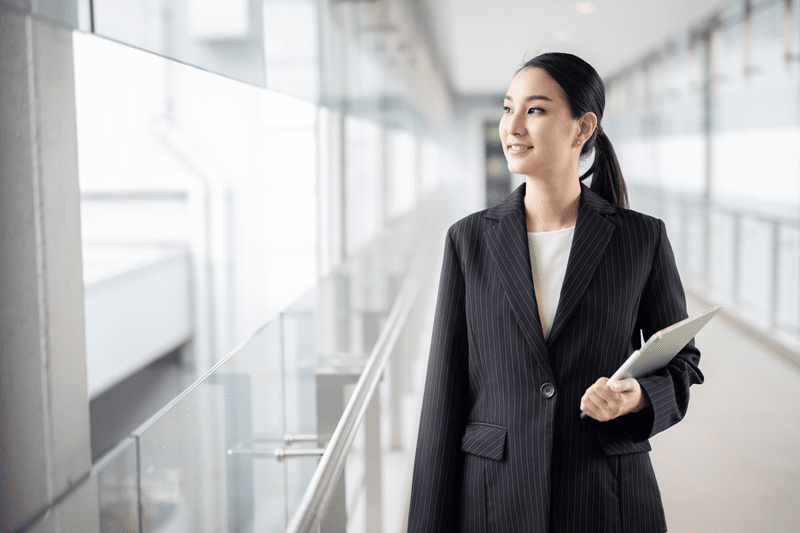 スーツを着たアジア人女性