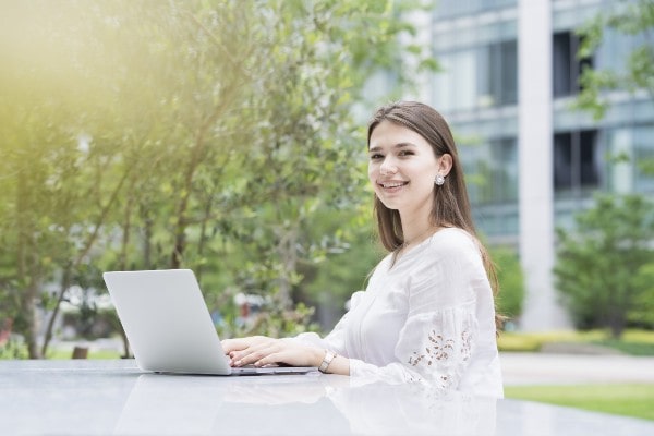 独学でWebデザイナーになりたい人へ！効率的な勉強方法やおすすめの本、独学に役立つサイトを紹介！のイメージ