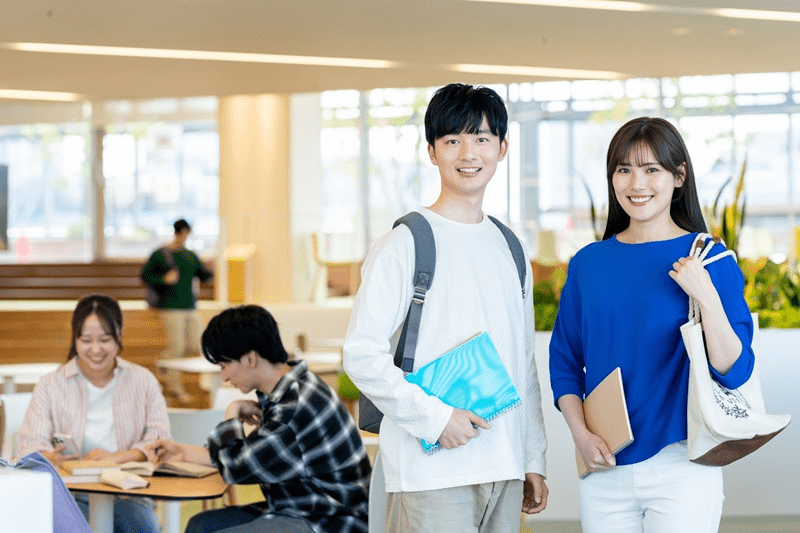 教室で笑う男女の学生