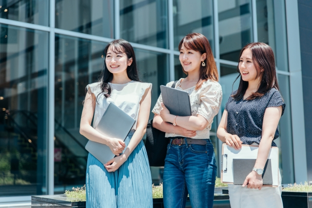 女性3人の大学生たち