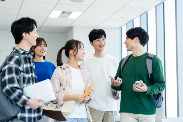 男女の大学生たち