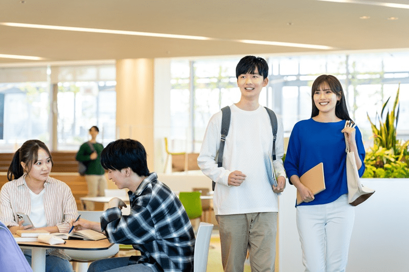 キャンパスを歩く男女の大学生