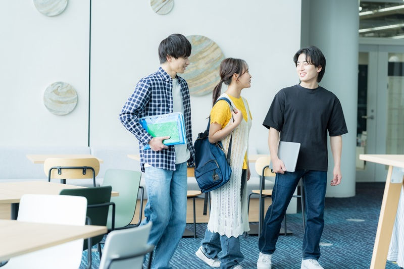 歩く男女の大学生