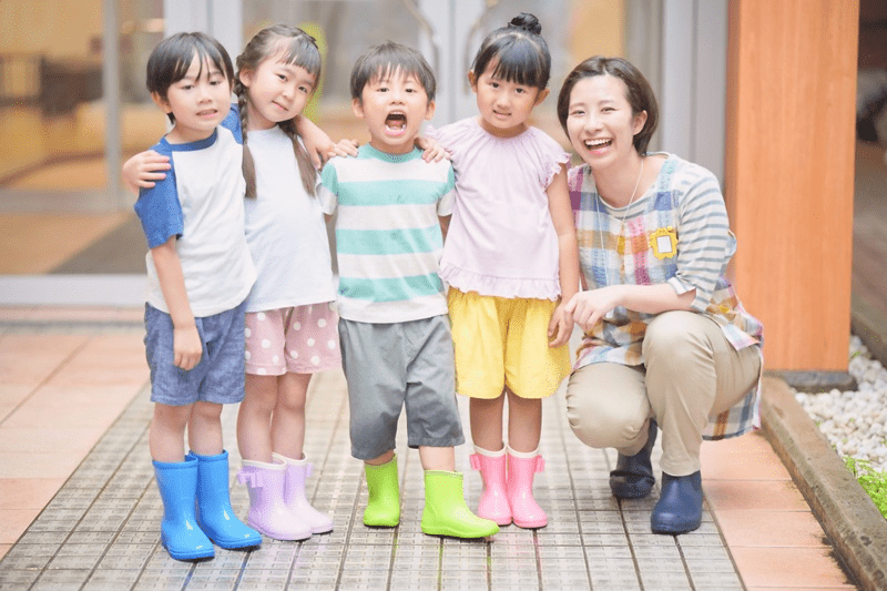 保育士の女性と子供たち