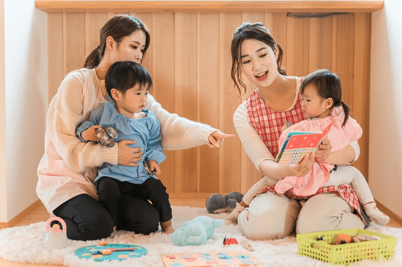 保育士の女性と子供たち