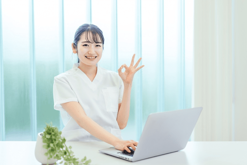 OKマークをする医療事務の女性