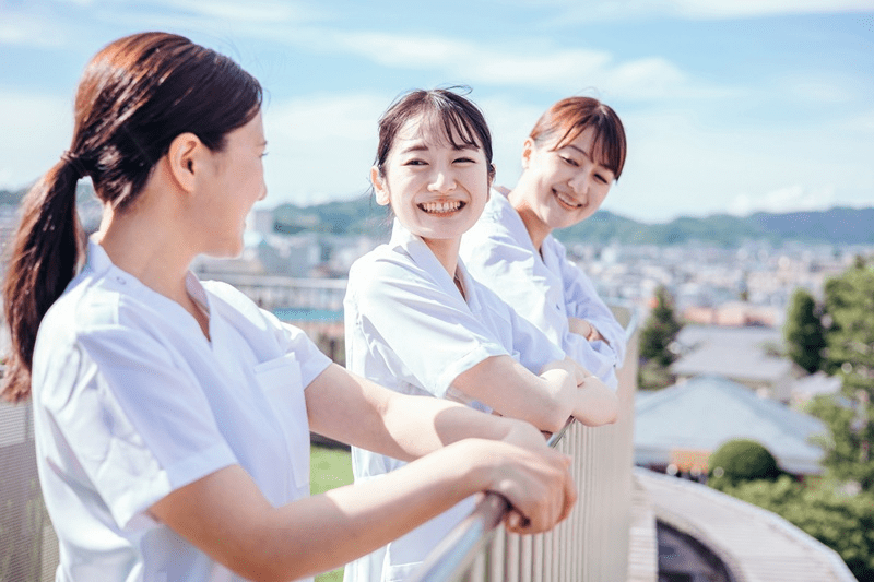 笑顔で話す3人の女性看護師