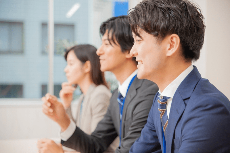 面接をするスーツ姿の男女