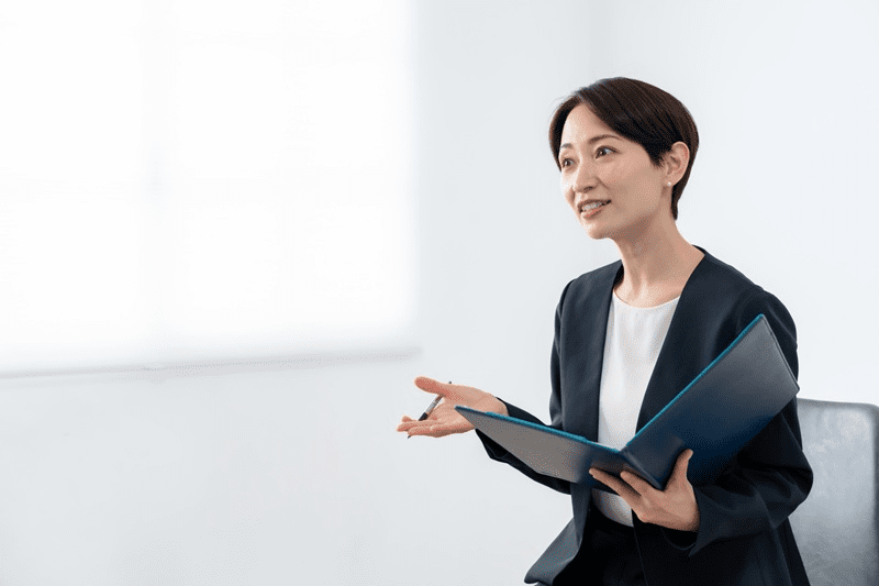 面接をするスーツ姿の女性