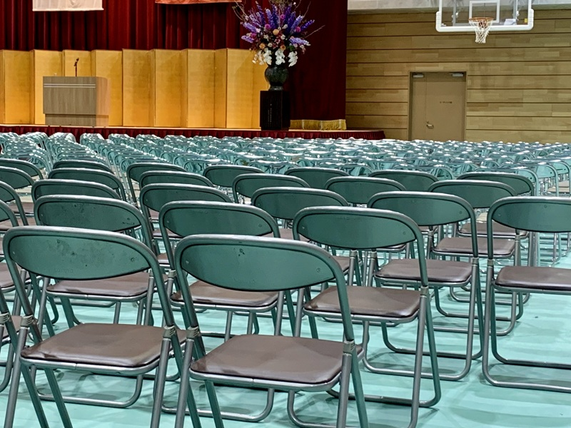 入学式の会場に置かれたパイプ椅子