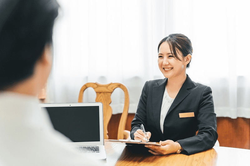 微笑むウェディングプランナーの女性