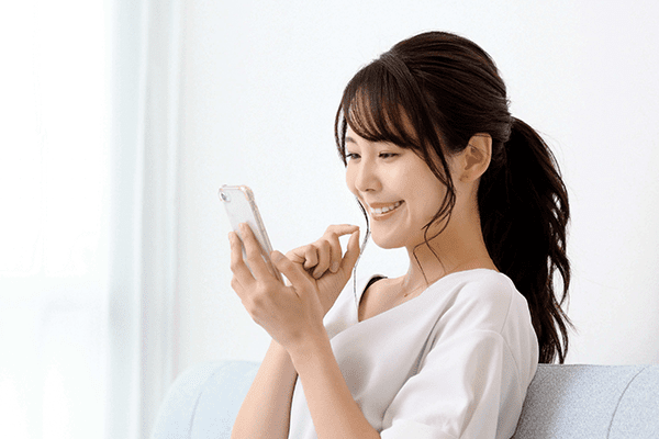 スマホを見る女性