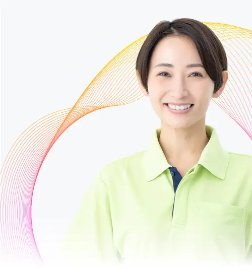 介護士として働く女性の笑顔の写真。介護の仕事をイメージした背景。