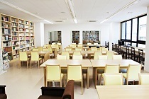 図書室には日本語教育関連の蔵書が揃い、パソコン、プリンター、コピー機が使えます。