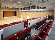 新校舎２号館内の大ホールです。<br />
入学式、発表会などを行います。<br />
