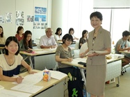養成講座の授業風景<br />
２０～６０代の幅広い方が日本語教師を目指して頑張っています。