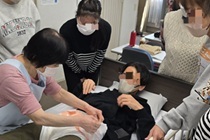 少人数だからこそ講師の実技を近くで確認できます