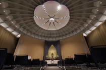 礼拝堂（水谷幸正記念館）<br />
蓮をイメージした天井が印象的。厳かな雰囲気で心落ち着く場所です。