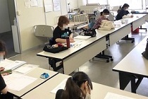 自宅学習+通学7日間。通学期間は保有資格により異なります。