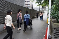 車椅子の授業では、坂道・砂利道も講師のサポートのもと実施できます。