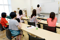 リアルタイムに教室と繋ぎ、講師やクラスメイトとの交流も可能となります。
