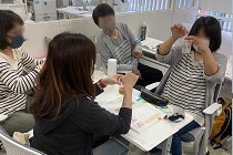 ☆初任者研修：持ち寄った飲み物にとろみをつけている様子です。