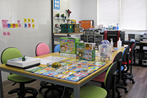 広々とした教室や小さめの教室。いろいろな設備が整ってます。