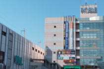 小山駅西口、駅直結の商業ビル・ロブレの７階です。