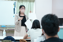 授業では、サブテキストや補足プリントなどをお配りし、講師が一つひとつ丁寧に解説しています。