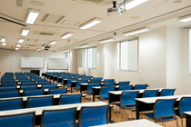 通学学生が使用している教室です。通信の学生も自習室して事前予約制で使用可能です。