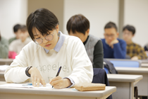 通学学生の年代は様々下は２０代から上は６０代まで！全員が同じ目標だから頑張れます。