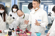 2年間のうち3/4が実技授業のカリキュラム。卒業生講師から実践的な指導が受けられる！