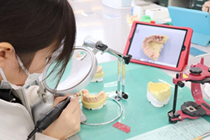 教材にiPadが含まれており、複数のオリジナルアプリで効率よく学習が可能。