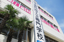 学校の裏手は閑静な住宅街なので落ち着いた雰囲気で授業に臨めます。