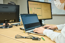 IT分野の理論であるコンピュータサイエンスを深く学べる授業科目を用意しています。