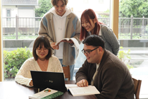 週1日程度、対面かオンラインか受講方法を選べるハイフレックス型授業を実施しています。