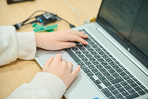 AI時代のIT専門家を育てる「AI Ready」カリキュラムを導入しています。